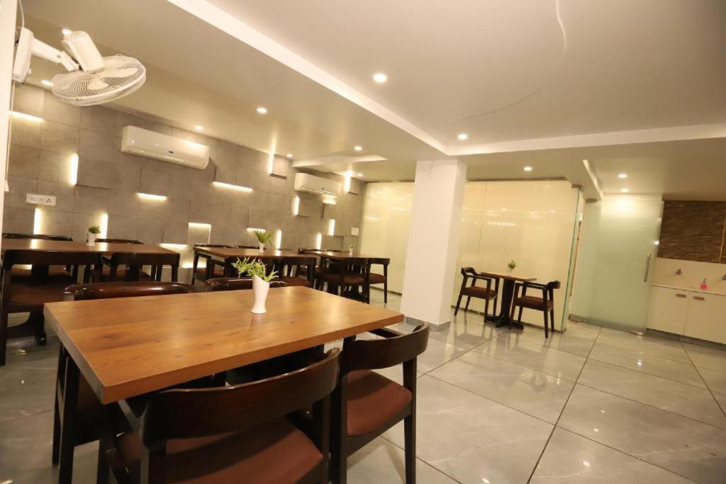 Hotel Ambica Palace Aiims New Delhi - Couple Friendly Local Id Accepted 外观 照片