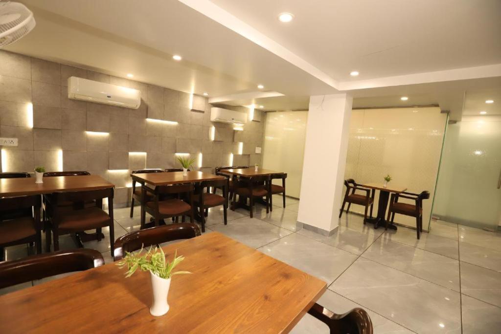 Hotel Ambica Palace Aiims New Delhi - Couple Friendly Local Id Accepted 外观 照片